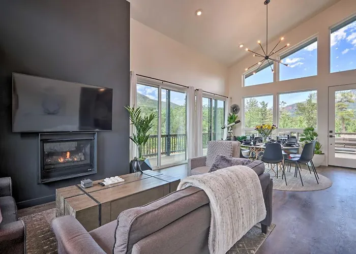 Holiday home Fire Pit, Deck & Mtn Views: Upscale Cabin! Pine