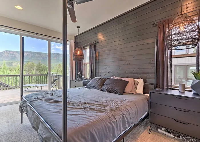 Holiday home Fire Pit, Deck & Mtn Views: Upscale Cabin!