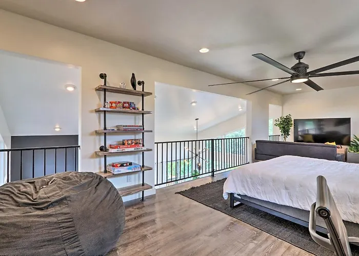 Fire Pit, Deck & Mtn Views: Upscale Cabin! Holiday home Pine