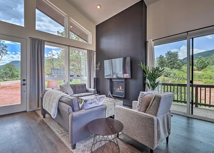 Holiday home Fire Pit, Deck & Mtn Views: Upscale Cabin! *