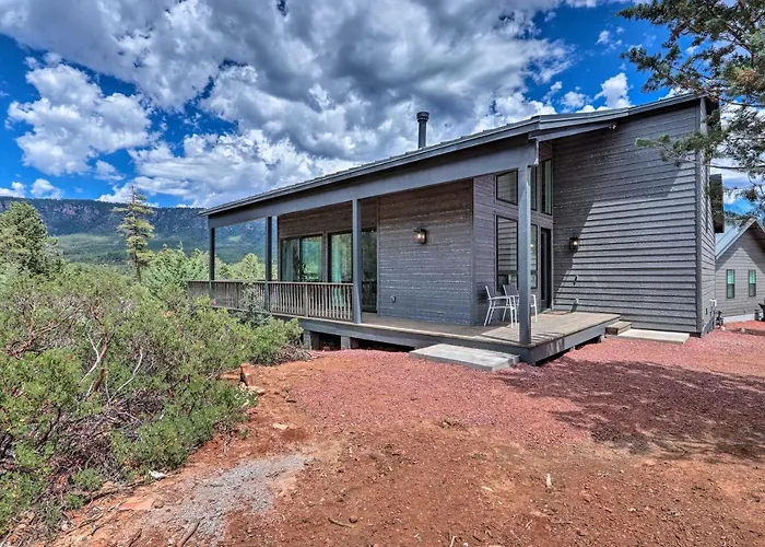 Holiday home Fire Pit, Deck & Mtn Views: Upscale Cabin! *
