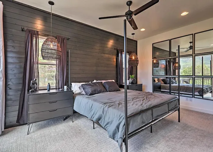 Fire Pit, Deck & Mtn Views: Upscale Cabin! Holiday home